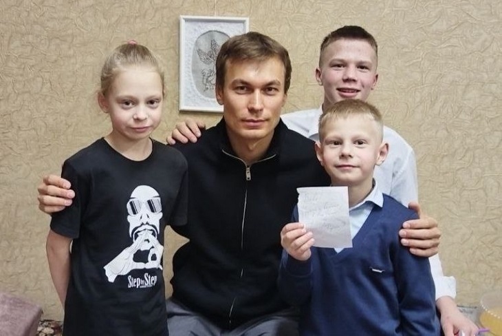 Кирилл Кузнецов с воспитанниками центра в Братске. Фото со страницы СРЦ «Олененок» «ВКонтакте»