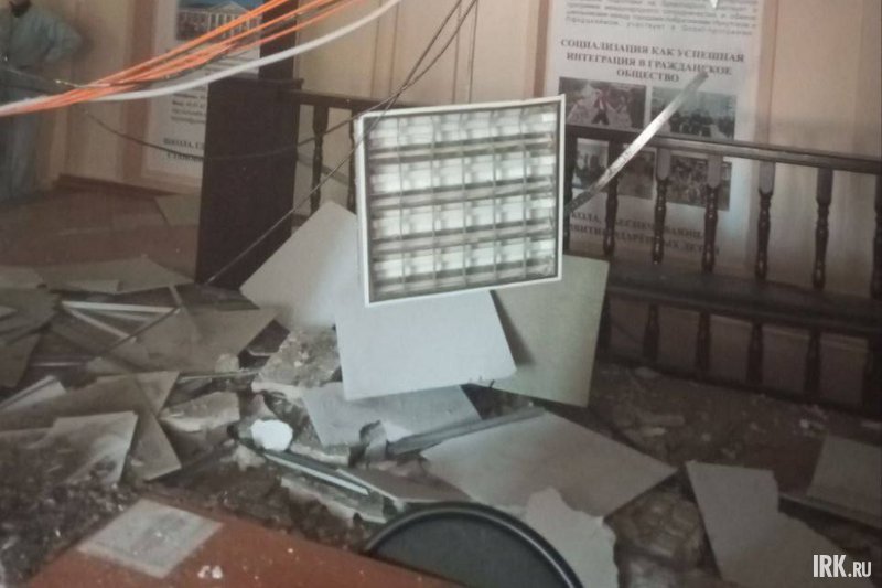 Обрушенный потолок. Фото от очевидцев Обрушенный потолок. Фото от очевидцев