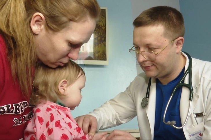 Врач и маленькая пациентка с матерью. Фото пресс-службы правительства Иркутской области