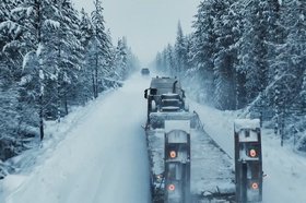 Большегруз на зимней трассе. Кадр из фильма «Зимник»
