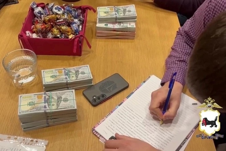 Изъятые у фигурантов деньги. Скриншот видео пресс-службы ГУ МВД России по Иркутской области