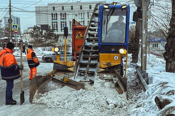 Уборка снега. Фото пресс-службы мэрии Иркутска
