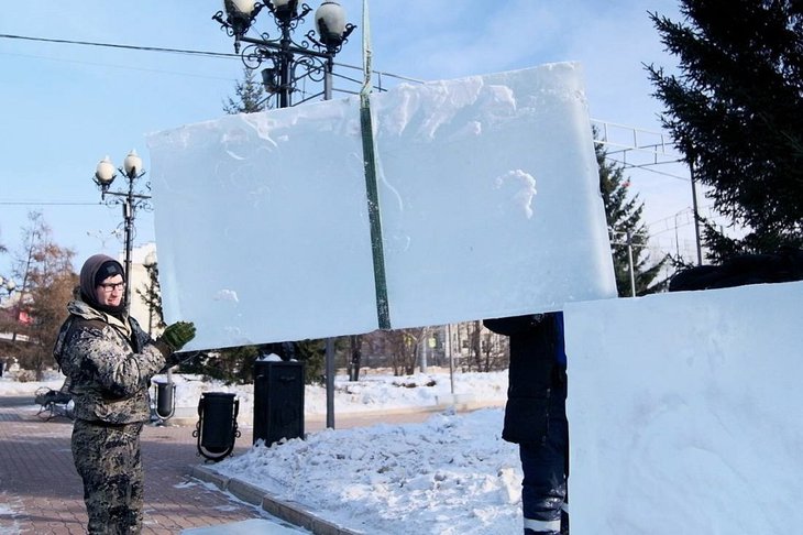 Создание ледовой скульптуры. Фото пресс-службы администрации Иркутска