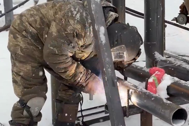 Рабочий. Скриншот из видео телеграм-канала Игоря Кобзева