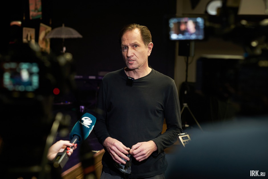 Евгений Алёшин, режиссёр: «В спектакле я исследую психологию женщин. Это спектакль-эмоция, спектакль-настроение».