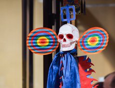 В костре сжигают Соор — ритуальную пирамиду в виде наконечника стрелы, увенчанную имитацией черепа