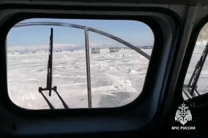 Автомобили на льду. Скриншот видео ГУ МЧС России по Иркутской области