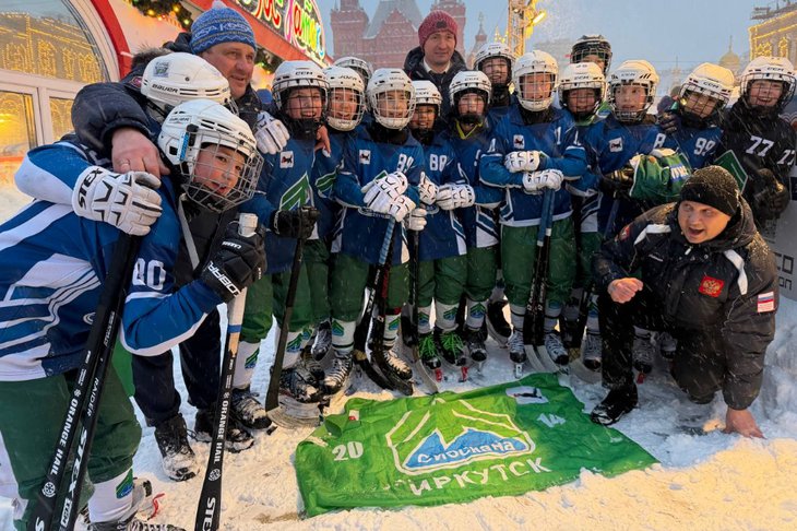 Победители. Фото пресс-службы федерации хоккея с мячом России