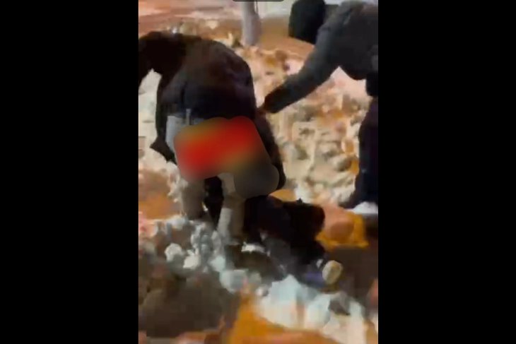 Кадры, где подростки бьют парня. Скриншот видео, предоставлено пресс-службой ГУ МВД по Иркутской области