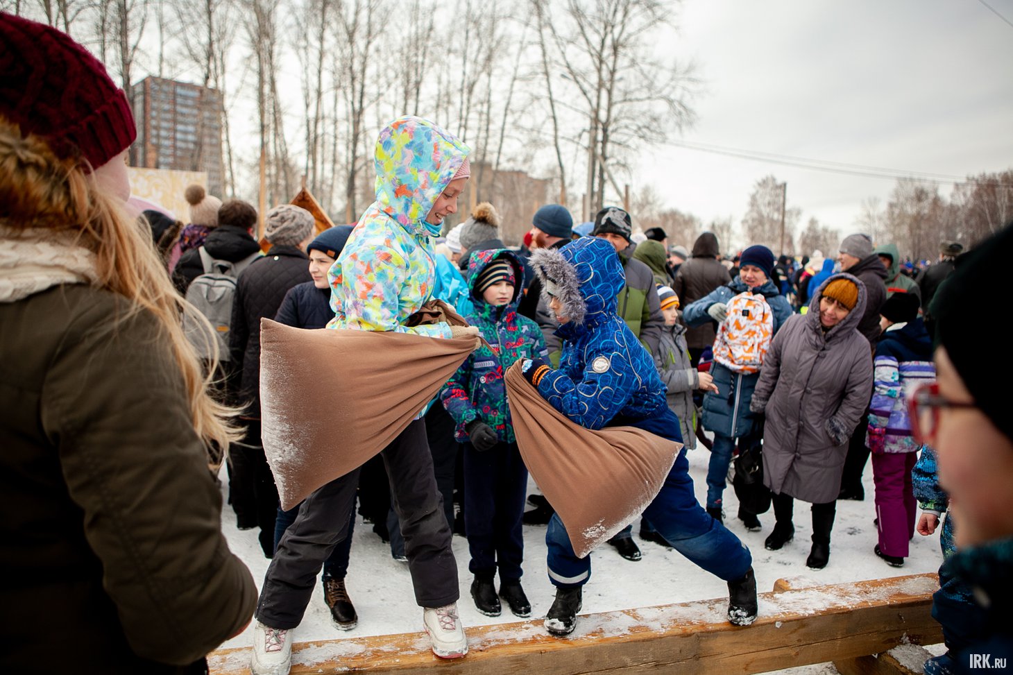 В народных играх с удовольствием участвуют и дети, и взрослые. Фото: Анастасия Влади