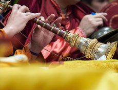 Во время молебна используют музыкальные инструменты