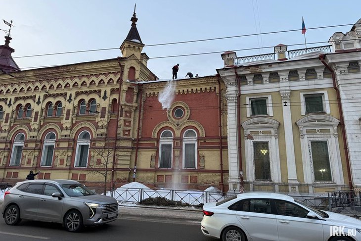 Уборка снега с крыш в Иркутске. Фото IRK.ru