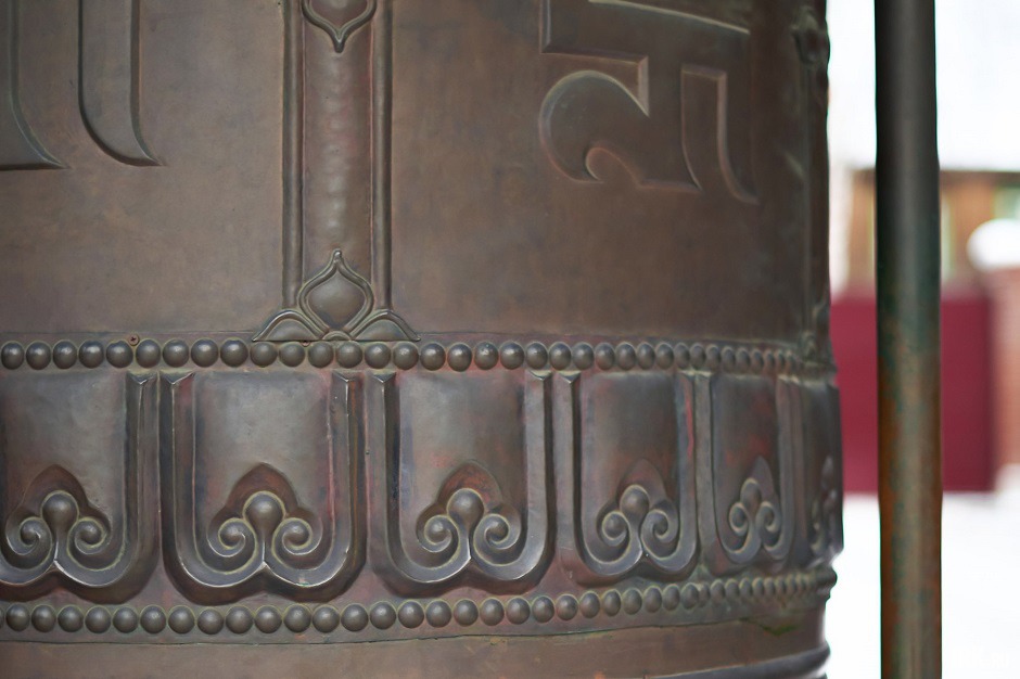 В храмовом комплексе установлены четыре молитвенных барабана — хурдэ