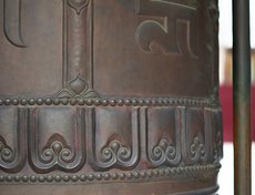 В храмовом комплексе установлены четыре молитвенных барабана — хурдэ