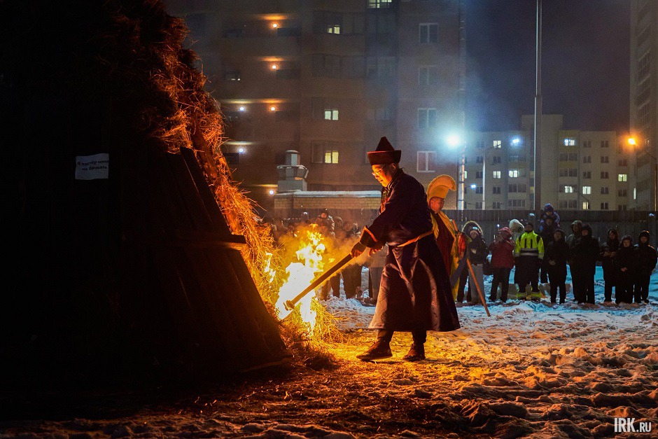После обряда разжигают большой костер