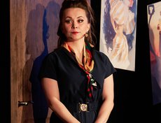 Действие происходит на репетиции хора.