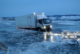 Грузовик. Фото очевидцев из телеграм-канала «Байкал паром»