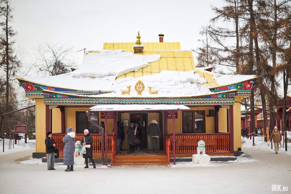 В специальном здании ламы ведут прием