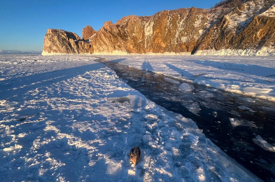 Разлом, в который провалилась буханка. Фото прокуратуры Иркутской области Разлом, в который провалилась буханка. Фото прокуратуры Иркутской области