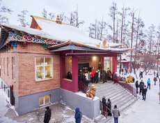 Изогнутые вверх углы крыш буддистских храмов, по поверью, не дают попасть внутрь злым духам