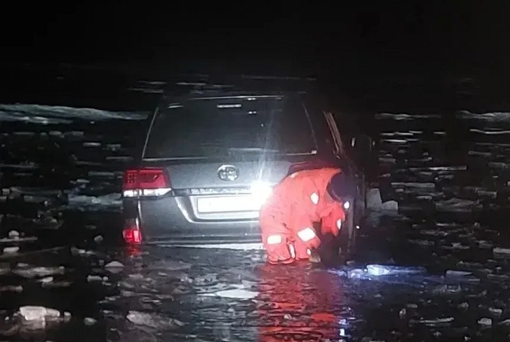 Toyota Land Cruiser в воде. Фото ГУ МВД России по Иркутской области