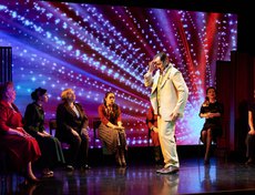 На сцене десять совершенно разных женщин и один мужчина, задача которого — достичь слаженности коллектива.