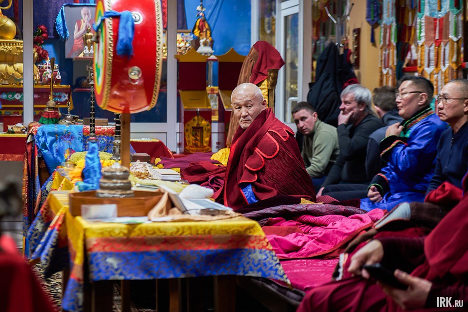 Перед тем, как зажечь огонь, ламы провели молебен