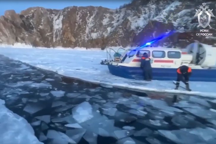 Следственные действия на месте провала УАЗа под лед Байкала.  Скриншот видео СК России