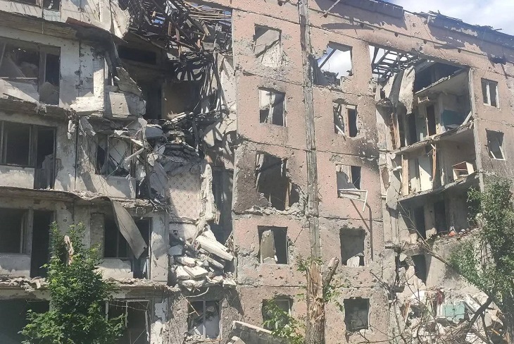 Жилой дом после обстрела. Фото предоставлено Викторией Сергеевой