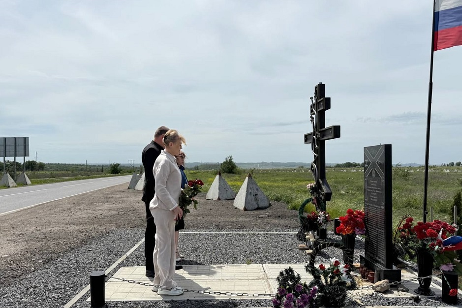 Возложение цветов на блокпосту №29, разделявшем городской округ на две части. В течение восьми лет на нем держали оборону воины Донбасса