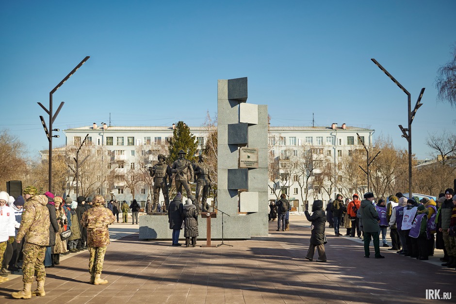 23 февраля на площади Декабристов в Иркутске у памятника «Дед, Отец, Сын» состоялось торжественное мероприятие, посвященное Дню защитника Отечества.