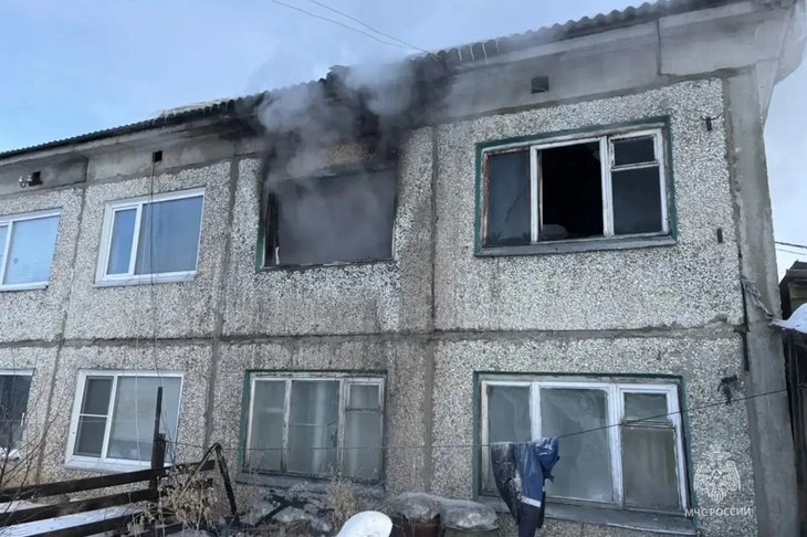 Горела квартира в двухэтажном доме. Фото ГУ МЧС России по Иркутской области