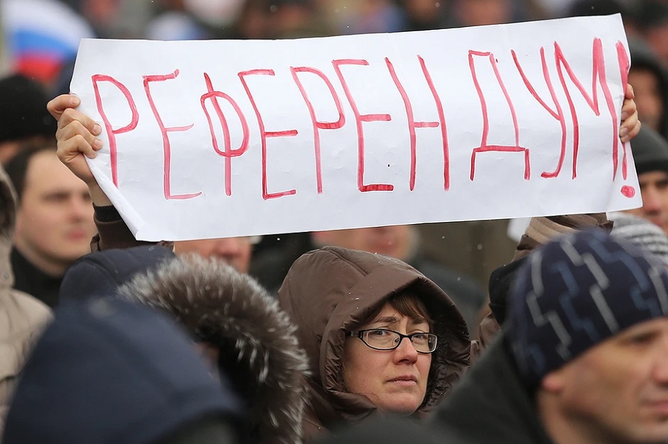 Донецк. 29 марта 2014 года. Участники митинга на площади Ленина с требованием проведения референдума о вхождении Донецкой области в состав России. Фото ИТАР-ТАСС / Михаил Почуев