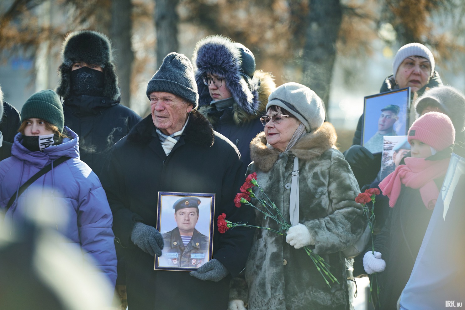 Почтить память героев и поздравить военнослужащих собралось более 500 человек: ветераны, действующие военные, курсанты, школьники и неравнодушные горожане.