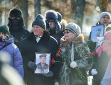 Почтить память героев и поздравить военнослужащих собралось более 500 человек: ветераны, действующие военные, курсанты, школьники и неравнодушные горожане.