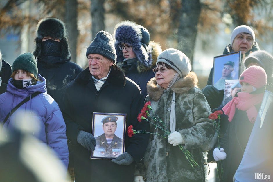 Почтить память героев и поздравить военнослужащих собралось более 500 человек: ветераны, действующие военные, курсанты, школьники и неравнодушные горожане.