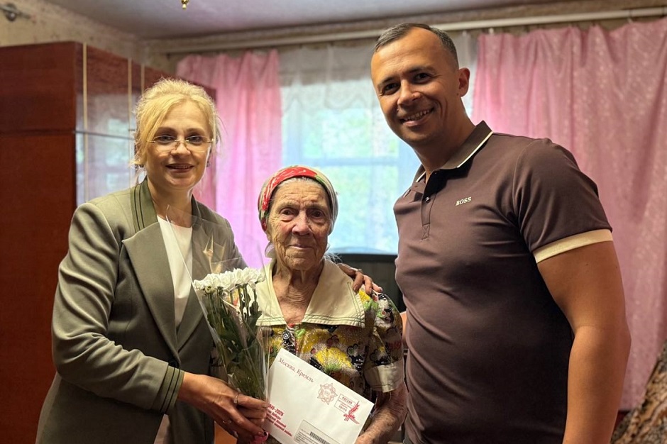 Глава Кировска Виктория Сергеева, жительница города и заместитель управляющего делами губернатора Иркутской области Виктор Агафонов. Фото администрации Кировска