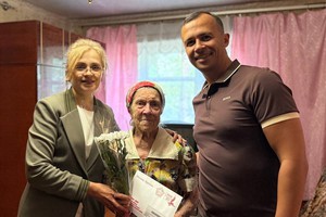 Глава Кировска Виктория Сергеева, жительница города и заместитель управляющего делами губернатора Иркутской области Виктор Агафонов. Фото администрации Кировска