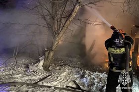 Тушение пожара. Фото пресс-службы ГУ МЧС России по Иркутской области