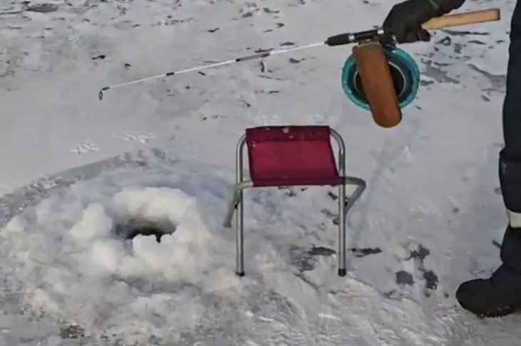 Ловля рыбы. Фото пресс-службы Восточно-Сибирского ЛУ МВД России на транспорте