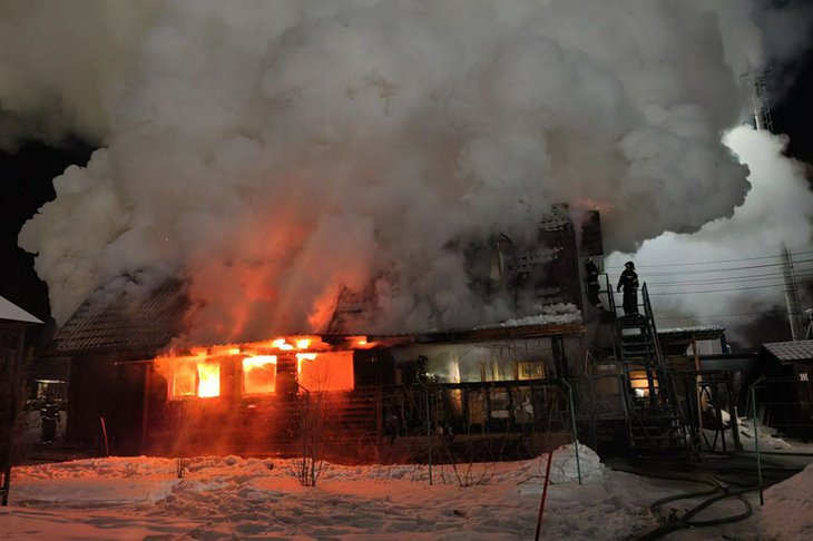 Пожар. Фото из телеграм-канала храма Воскресения Христова в Маркова