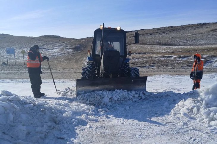 Расчистка переправы. Фото пресс-службы правительства Иркутской области