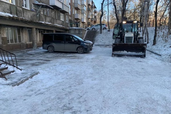 Уборка снега в Иркутске. Фото пресс-службы мэрии города