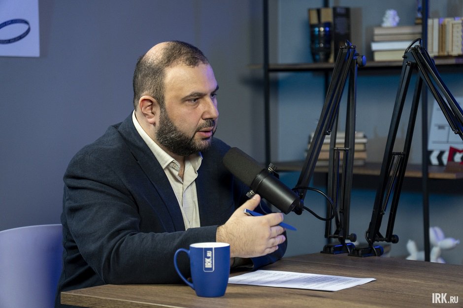 Ведущий Ашот Оганесян Ведущий Ашот Оганесян