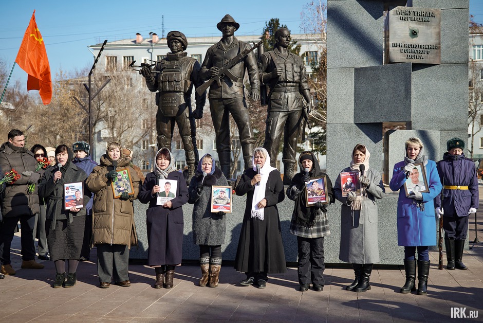 Матери погибших бойцов Любовь Балаханова, Елена Кровякова, Аксана Гарбузова, Наталия Кожокарь, Баирма Жамсаранова, Мария Ветрова, Татьяна Денисова и Татьяна Белякова исполнили песню «Слава погибшим сыновьям!».