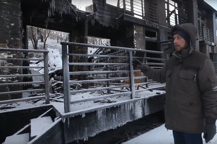 Анатолий Казакевич и сгоревший корпус парк-отеля. Скриншот видео парк-отель «Байкал-Аляска»