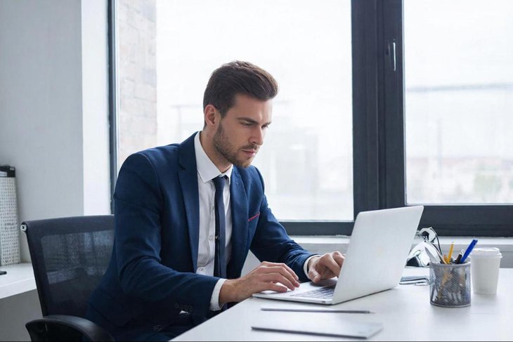 Офисный работник. Изображение GigaChat