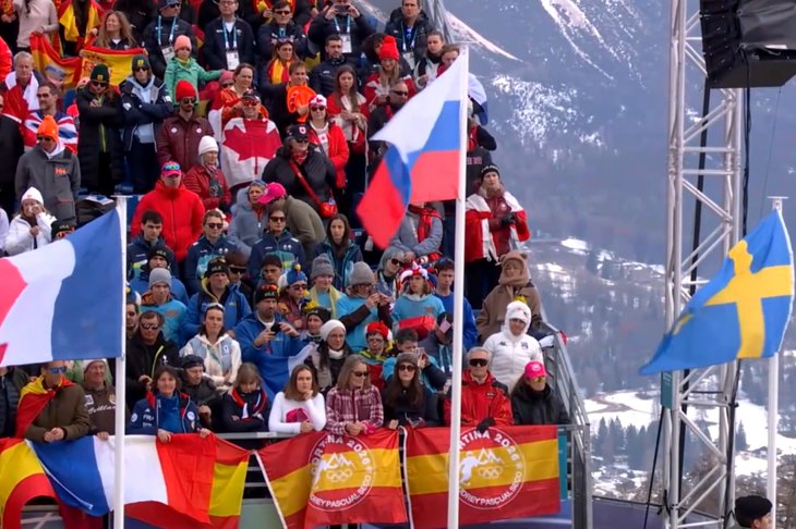 Поднятие флага. Скриншот из видео Паралимпийского комитета России