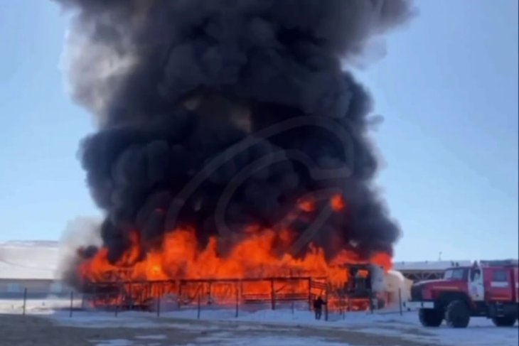 Пожар. Фото из телеграм-канала издания «Слива»