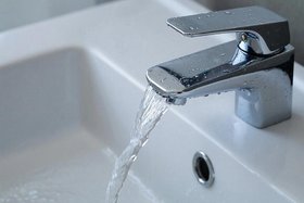 Раковина и кран. Изображение сгенерировано с помощью нейросети GigaChat